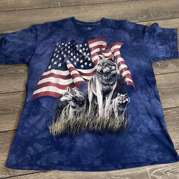 The Mountain Blue Tie Dye American Flag and Wolves Tee Men's Size Large - Picture 1 of 5